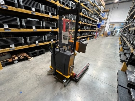 Carreffe Lift Truck with Tool Handler Pic 01